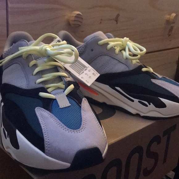 Yeezy Boost 700 - Picture 3 of 4